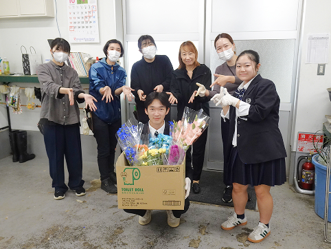 生花から絵の具を作る参加者の様子